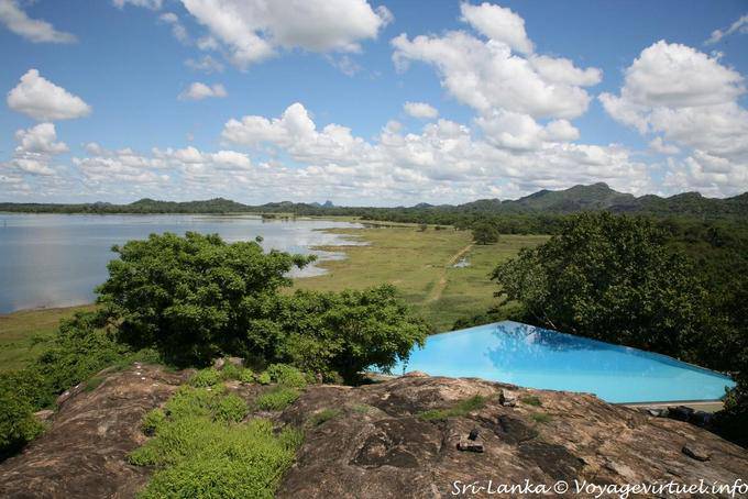 Panorama auf Heritance hoteleigene Schwimmbad und der See, Kandalama - Sri Lanka