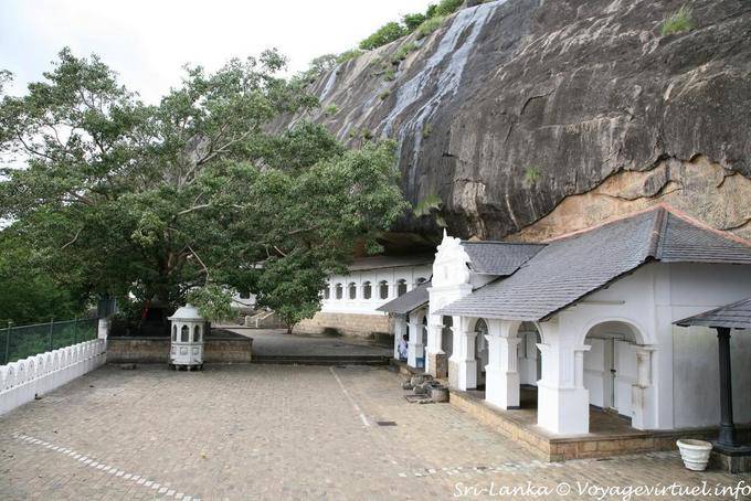 Unter dem Felsen, Gebäude Vihara Maha Radscha, Dambulla - Sri Lanka