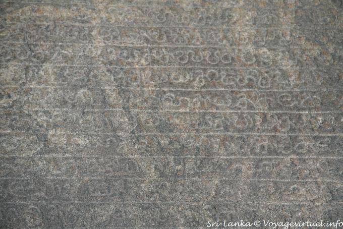 Alte Inschrift in Stein, Raja Maha Vihara, Dambulla - Sri Lanka