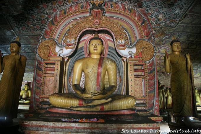 Buddha unter dem Bogen des Drachen, Maha Viharaya Alut, Golden Rock Temple, Dambulla - Sri Lanka