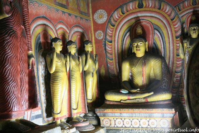 Maha Viharaya Alut, sitzenden Buddha mit Aura Golden Rock Temple, Dambulla - Sri Lanka