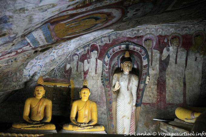 Farben und Buddhas, Innerhalb Pacchima Viharaya, Golden Rock Temple, Dambulla - Sri Lanka