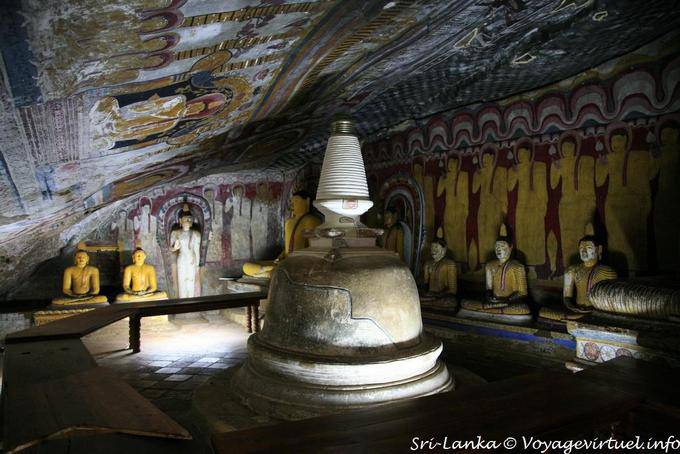 Pacchima Viharaya Höhle mit Mini-Stupa, Dambulla Höhlentempel - Sri Lanka