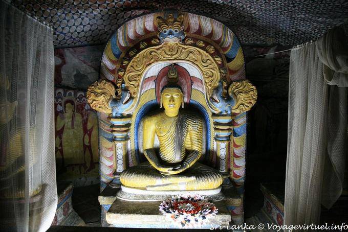 Drachen Figuren auf Makara Torana, Pacchima Viharaya, Golden Temple, Dambulla - Sri Lanka