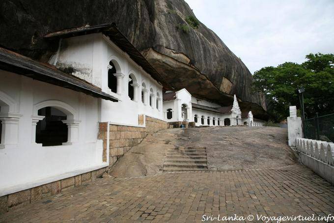 Ansicht des Felsens Cave Temple Site von der Terrasse der Höhle No. 5, Dambulla - Sri Lanka