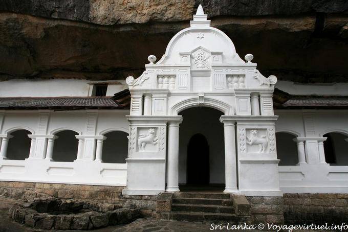 Fassade eines Höhleneingang mit geschnitzten Löwen, Tempel des Goldenen Felsen, Dambulla - Sri Lanka