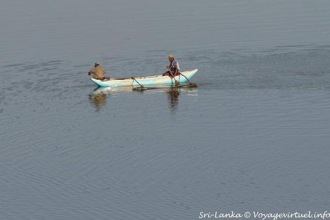 Die Fischer in traditionellen Boot, See Kandalama, Dambulla - Sri Lanka