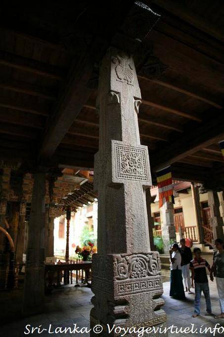 Pillar Unterstützung der Stock des Haus der Reliquie, Dalada Maligawa - Sri Lanka