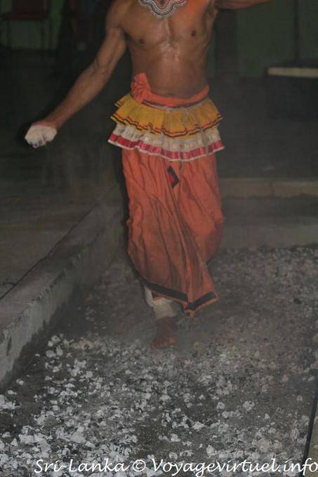Überfahrt über die Glut zu Hause, kam Tradition aus Indien, Kandy - Sri Lanka