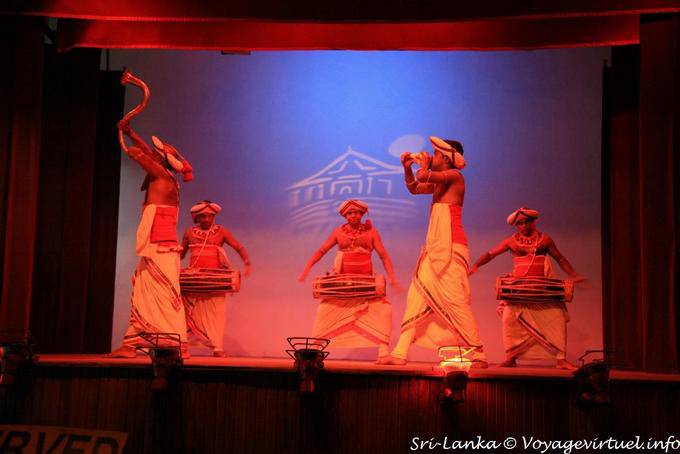 Band von Musikern mit Muschel und Sringa Gata Bera Kandy - Sri Lanka