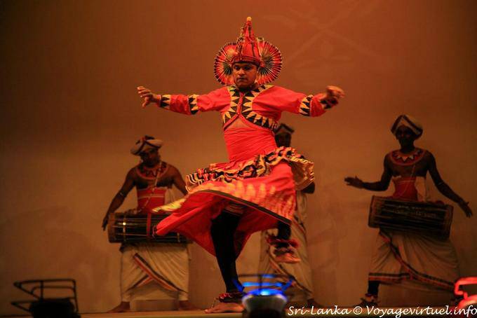 Trommler und Kandy Tänzer, alte Exorzismusritual, Kandy - Sri Lanka
