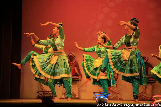 Tänzer Bewegungen artigen Bharatnatyam, Kandy - Sri Lanka