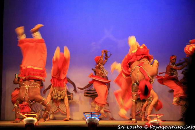 Arsch über den Kopf, um die Show, Kandy - Sri Lanka