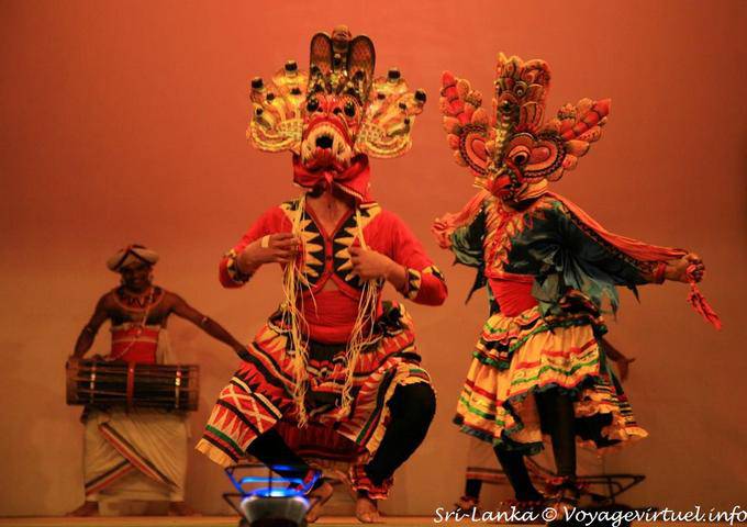 Tanz-Ebenen, die einen atemberaubenden Masken verwendet, Kandy - Sri Lanka