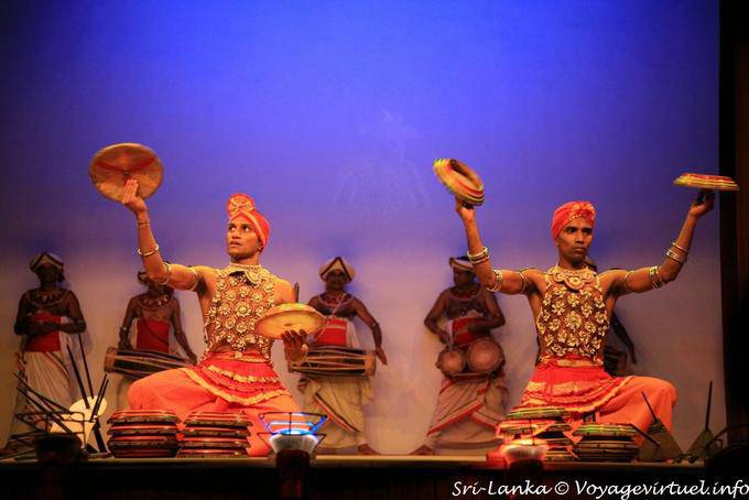 Jonglier-Show mit Orchester Schlagwerk, Kandy - Sri Lanka