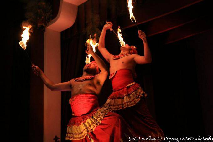 Mit Feuerschlucker, Jongleure Flammen, Kandy Gefüttert - Sri Lanka