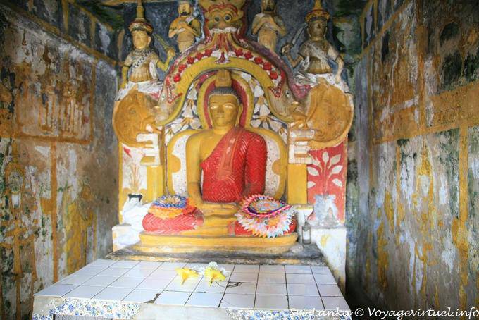 Buddha-Statue sitzt Gadaladeniya Viharaya, Kandy - Sri Lanka
