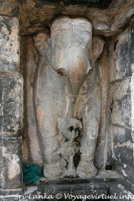 Steinelefant zur Unterstützung der dagoba, Gadaladeniya Tempel in Kandy - Sri Lanka