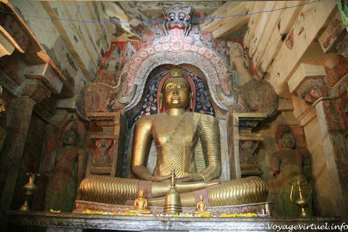 Buddha in der Meditation mit Makara Thorana, Gadaladeniya Tempel in Kandy - Sri Lanka