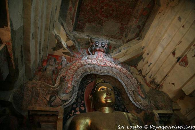 Bemalte Decke und Bogen des Drachen, sitzender Buddha Tempel Gadaladeniya - Sri Lanka