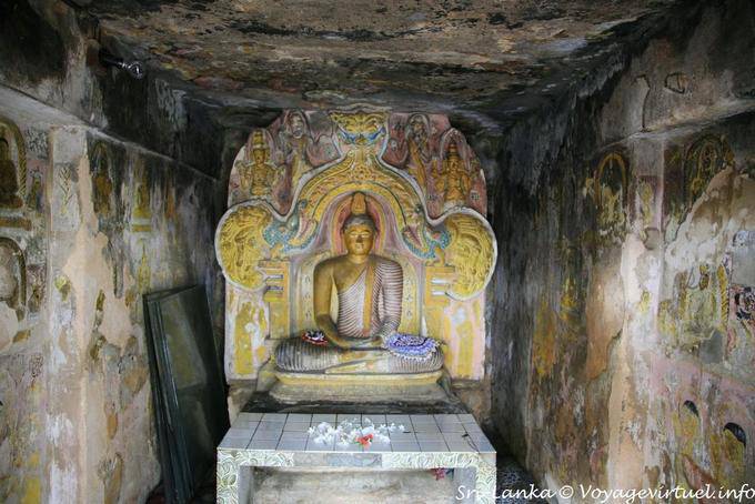 Buddha sitzt in Anhang Kapelle Gadaladeniya Tempel, Pilimathalawa, Kandy - Sri Lanka