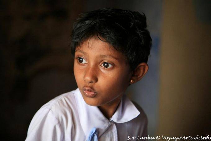 Porträt der jungen Schülerin überraschte im Tempel, Gadaladeniya, Kandy - Sri Lanka