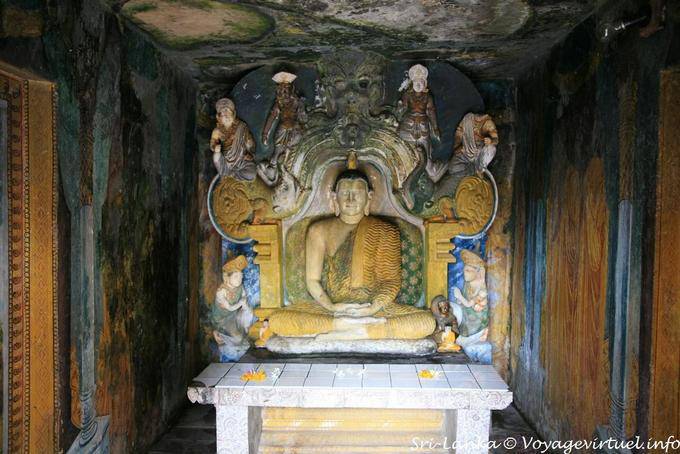 Anhang Dagoba, Buddha, Temple Gadaladeniya, Kandy - Sri Lanka