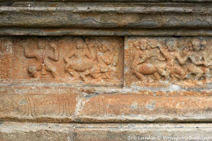 Frieze Reliefs an Vijayantha Prasada, Gadaladeniya Tempel in Kandy - Sri Lanka