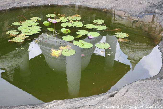 Geleitet von dem Haupt dagoba im Teich bedeckt, Gadaladeniya, Kandy - Sri Lanka