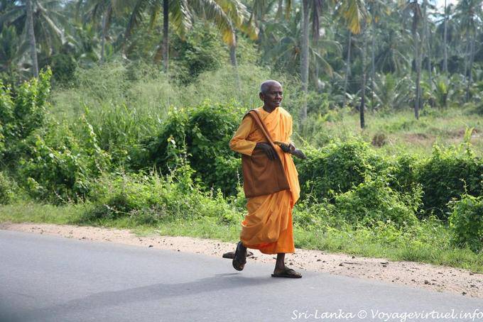 Old buddhistischer Mönch zu Fuß entlang der Straße, Kurunegala - Sri Lanka