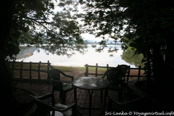 Frühstück am Ufer des Sees Kurunegala, North Western Province - Sri Lanka