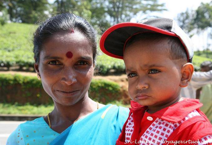 Gesicht der Frau mit ihrem Kind, Tea Road, Nuwara Eliya - Sri Lanka