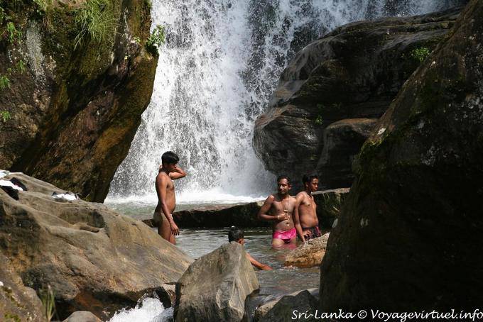 Schwimmen im Wasserfall Ramboda Falls, PBC Highway, Horton Plains - Sri Lanka