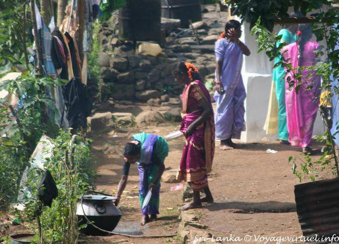 Tägliche Leben der Teepflückerinnen in Ruhe, PBC Autobahn - Sri Lanka