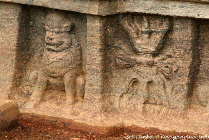 Lion auf der Basis des Lotussitz Buddha Vidyhadhara Guha, Gal Vihara, Polonnaruwa - Sri Lanka