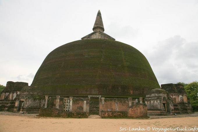 Terrasse und Vahalkadas die größte Stupa in Polonnaruwa, Rankot Vihara - Sri Lanka