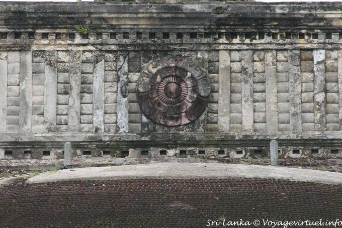 Dekoration zwischen der Kuppel und der Spitze des dagoba Rankoth Vehera, Polonnaruwa - Sri Lanka