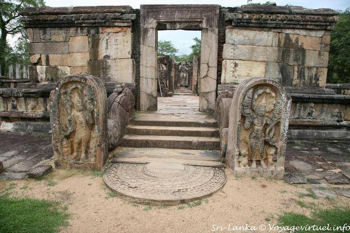 Außerhalb der Hatadage, Terrasse des Zahns, Polonnaruwa - Sri Lanka