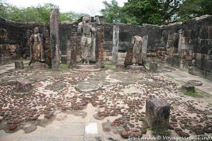 Statuen im Inneren des Hatadage, heiligen Zahnreliquie Tempel, Polonnaruwa - Sri Lanka