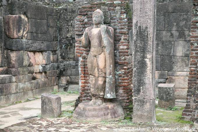 Buddha, der auf der Terrasse des Zahnes oder Hatadage, Polonnaruwa - Sri Lanka