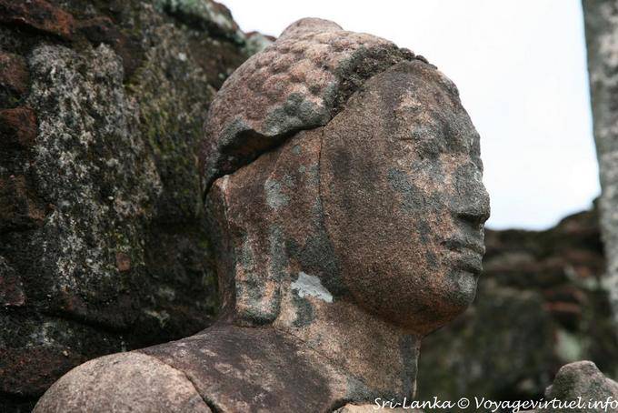 Close-up auf dem Profil von einer der Statuen von Hatadage, Polonnaruwa - Sri Lanka