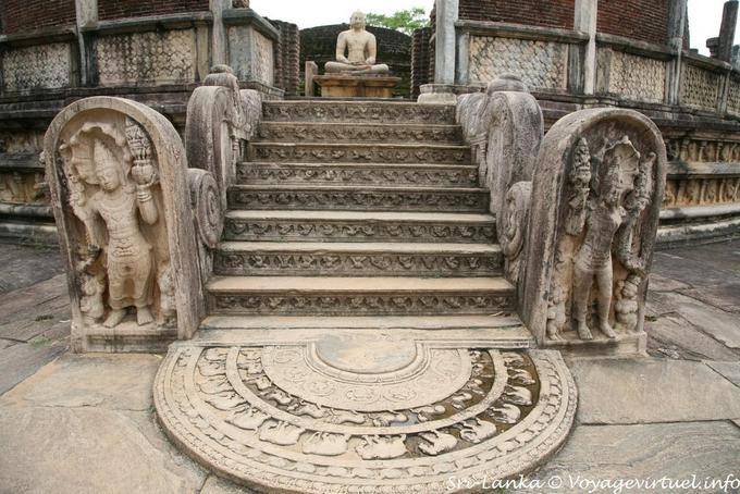 Einer der vier Einträge Vatadage, Polonnaruwa - Sri Lanka