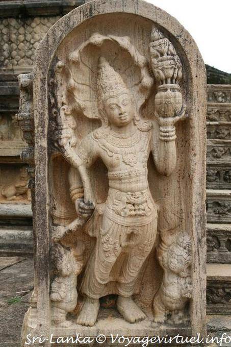 Skulptur in einer Nische Polonnaruwa Vatadage Einträge - Sri Lanka