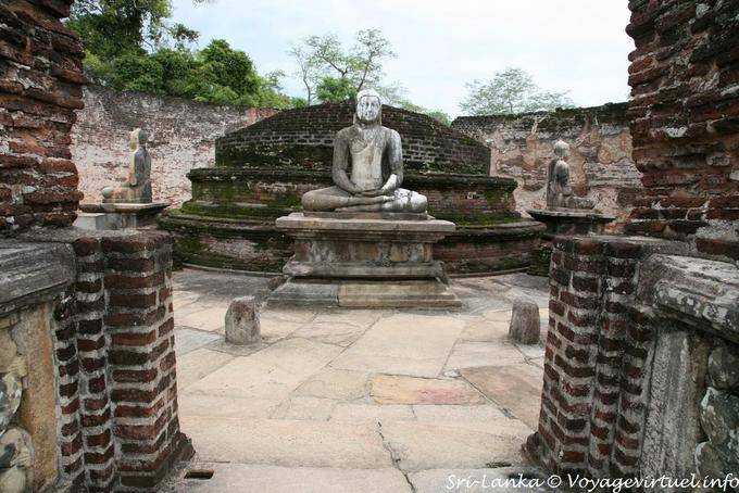 Drei der vier Buddhas auf der zweiten Terrasse sitzend, Vatadage, Polonnaruwa - Sri Lanka