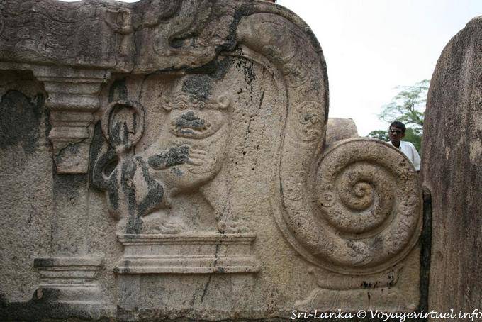 Lustige Löwen auf dem Geländer der Vatadage Temple, Polonnaruwa - Sri Lanka