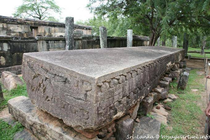 Gal Pota oder Stein Buch pries König Nissanka Malla, Polonnaruwa - Sri Lanka