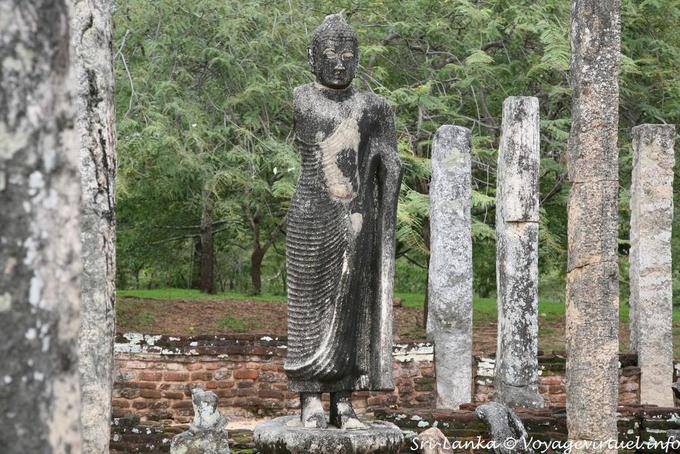 Buddha stand in der mittleren Spalte, Terrasse des Zahns, Polonnaruwa - Sri Lanka