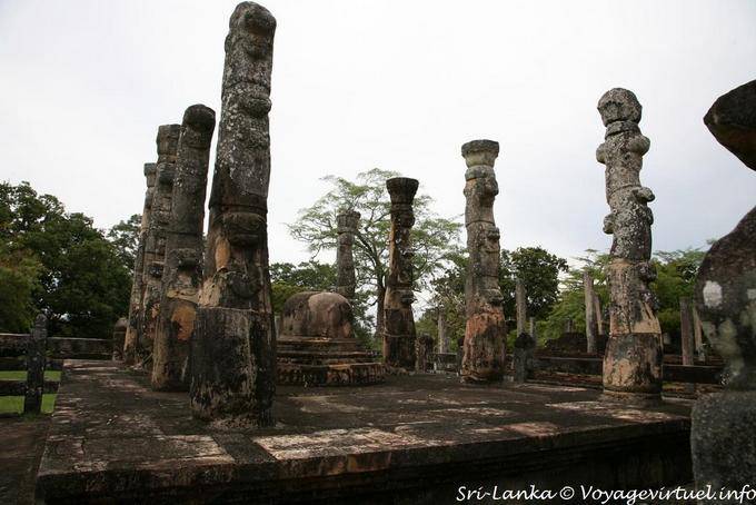 Waste Spalten und kleine Stupa in Dalada Maluva, Polonnaruwa - Sri Lanka