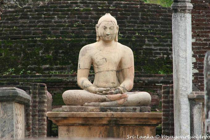 Buddha Lotus vor der Stupa in der Vatadage, Polonnaruwa - Sri Lanka