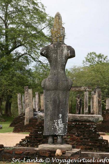Statue Blick zurück auf die Terrasse des Zahns, Polonnaruwa - Sri Lanka